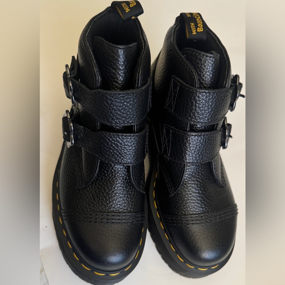 Dr. Martens Women's Devon Flower
Buckle Black Leather Platform Boots
Si 7 NWOB